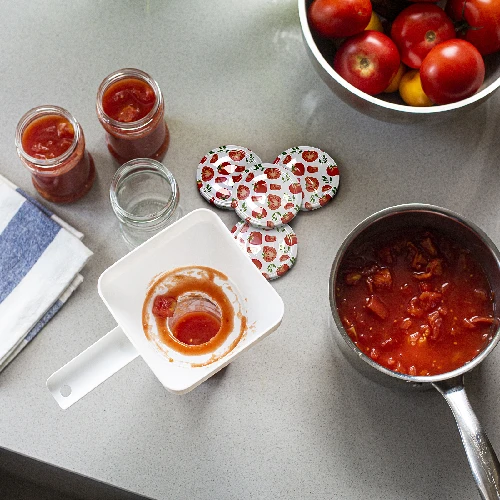 Schraubverschlüsse mit Tomatenmuster 66/4 10 St. - 7 ['weißer Schraubverschluss', ' buntes Tomatenmuster', ' Pasteurisierung', ' Kontrolle des Prozesses', ' Aufbewahrung', ' Größe fi Tomaten 66', ' Dekoration der Speisekammer', ' Schraubverschlüsse für die Pasteurisierung', ' Schraubverschlüsse Gemüse', ' Schraubverschlüsse Tomaten']